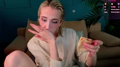 Snapshot of elen__moore chatting on 07-17-26, 05:47 Elen online show from 07-17-26, 05:47