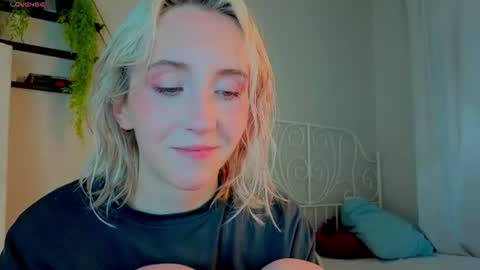 Snapshot of elen__moore chatting on 07-23-26, 05:49 Elen online show from 07-23-26, 05:49