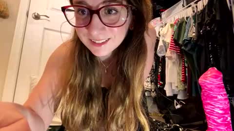 Snapshot of elenore_hoesevelt chatting on 11-24-25, 03:17 Elenore Hoesevelt online show from 11-24-25, 03:17