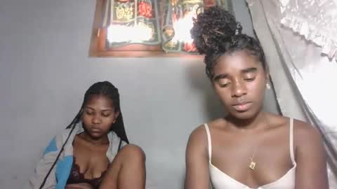 Snapshot of elia011 chatting on 11-11-25, 06:35 elia011 online show from 11-11-25, 06:35