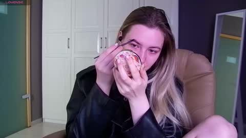 Snapshot of elina_nortas chatting on 09-16-25, 01:06 Elina online show from 09-16-25, 01:06