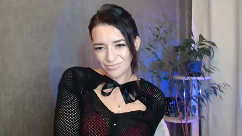 Snapshot of elinapretty chatting on 09-28-25, 11:43 Elina online show from 09-28-25, 11:43