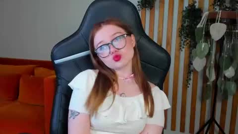 Snapshot of elinavale chatting on 06-16-26, 05:43 elinavale online show from 06-16-26, 05:43