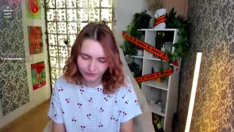 Snapshot of elis_cherry chatting on 11-13-25, 02:43 Elis online show from 11-13-25, 02:43