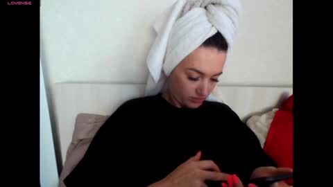 Snapshot of elisa_dove208 chatting on 10-06-25, 07:28 elisa_dove208 online show from 10-06-25, 07:28