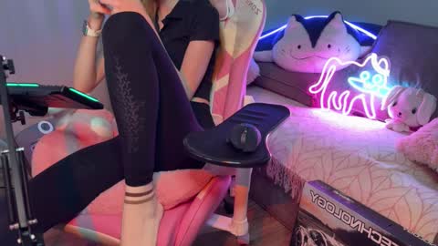 Snapshot of elisa_north chatting on 10-03-25, 12:35 Elisa North online show from 10-03-25, 12:35