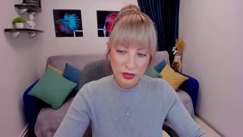 Snapshot of elisabethmills chatting on 01-19-25, 06:32 Elisabeth online show from 01-19-25, 06:32