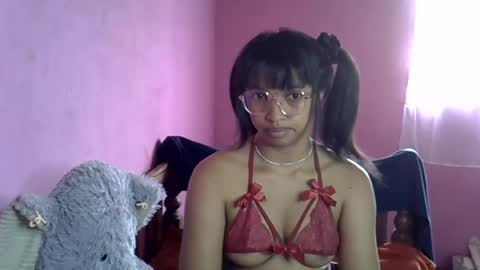 Snapshot of elisah01 chatting on 06-12-26, 05:28 elisah01 online show from 06-12-26, 05:28