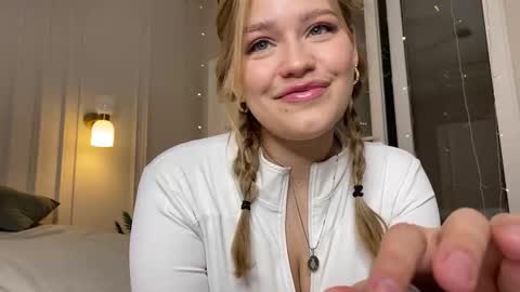 Snapshot of elixiirr chatting on 12-19-25, 07:21 Stephanie online show from 12-19-25, 07:21