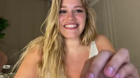 Snapshot of elixiirr chatting on 05-19-26, 01:56 Stephanie online show from 05-19-26, 01:56
