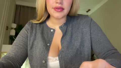 Snapshot of elixiirr chatting on 05-31-26, 10:44 Stephanie online show from 05-31-26, 10:44