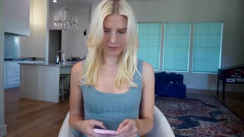 Snapshot of eliza_lizbethx chatting on 11-10-25, 08:52 Liz online show from 11-10-25, 08:52