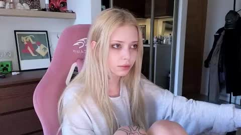 Elizabeth online show from 03-30-26, 01:01