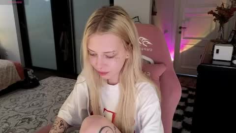 Snapshot of eliza_sadcat chatting on 05-15-26, 03:19 Elizabeth online show from 05-15-26, 03:19