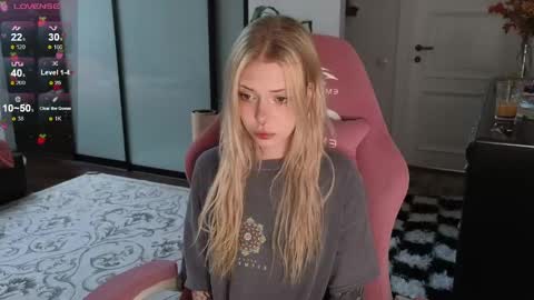 Snapshot of eliza_sadcat chatting on 05-20-26, 01:28 Elizabeth online show from 05-20-26, 01:28