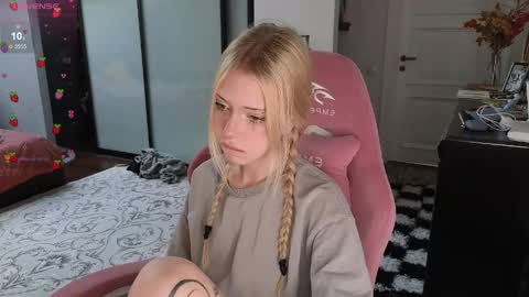 Snapshot of eliza_sadcat chatting on 05-25-26, 01:17 Elizabeth online show from 05-25-26, 01:17