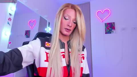 Snapshot of elizabeth_jones_01 chatting on 09-08-25, 09:03 Eli online show from 09-08-25, 09:03