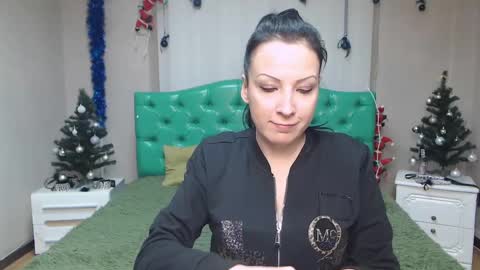 Snapshot of elizabethsho chatting on 01-19-25, 12:49 ElizabethSho online show from 01-19-25, 12:49