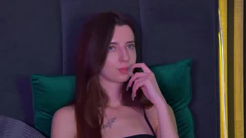 Snapshot of elizabetwilsoon chatting on 01-17-25, 11:27 Elizabet online show from 01-17-25, 11:27