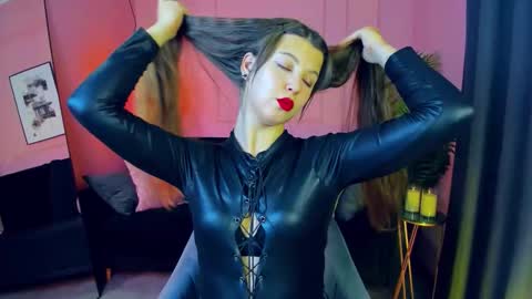 Snapshot of elizamild chatting on 10-09-25, 01:20 Eliza online show from 10-09-25, 01:20