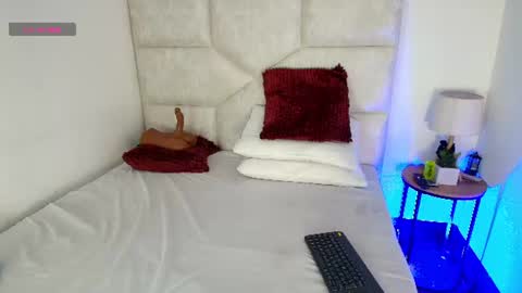 Snapshot of elizawiliamst chatting on 07-04-26, 12:44 Eliza online show from 07-04-26, 12:44