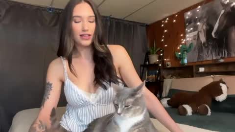 Snapshot of ella2sweet chatting on 04-28-26, 02:33 Ella online show from 04-28-26, 02:33