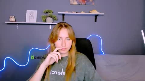 Snapshot of ella_crazy chatting on 09-23-25, 01:03 your kitty online show from 09-23-25, 01:03