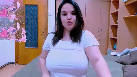 Snapshot of ella_diamonds chatting on 10-23-25, 07:34 Ella online show from 10-23-25, 07:34