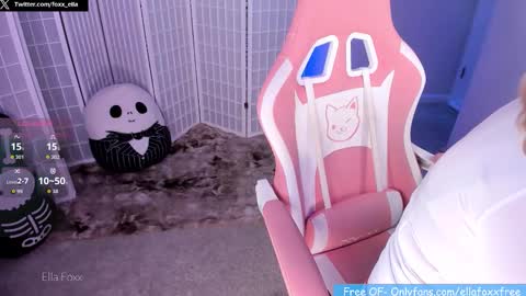 Snapshot of ella_foxx chatting on 10-23-25, 12:54 ella_foxx online show from 10-23-25, 12:54