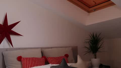 Snapshot of ella_twinkle chatting on 12-13-24, 11:06 Ella online show from 12-13-24, 11:06