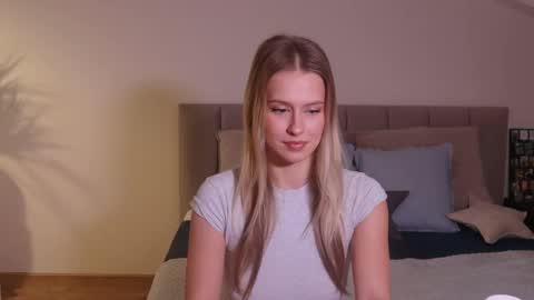 Snapshot of ella_twinkle chatting on 01-25-25, 07:39 Ella online show from 01-25-25, 07:39