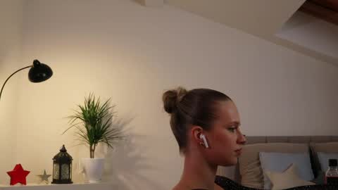 Snapshot of ella_twinkle chatting on 02-09-25, 10:21 Ella online show from 02-09-25, 10:21