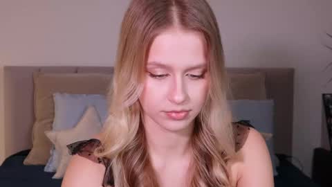 Snapshot of ella_twinkle chatting on 02-22-25, 07:36 Ella online show from 02-22-25, 07:36