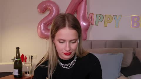 Snapshot of ella_twinkle chatting on 03-01-25, 10:42 Ella online show from 03-01-25, 10:42