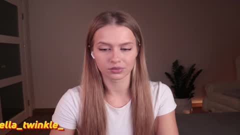 Snapshot of ella_twinkle chatting on 10-18-25, 05:35 Ella online show from 10-18-25, 05:35