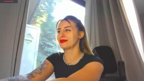 Snapshot of ella_vee chatting on 09-14-25, 05:28 ella_vee online show from 09-14-25, 05:28