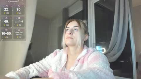 Snapshot of ella_vee chatting on 10-14-25, 02:45 ella_vee online show from 10-14-25, 02:45