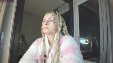 Snapshot of ella_vee chatting on 10-22-25, 02:34 ella_vee online show from 10-22-25, 02:34