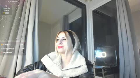 Snapshot of ella_vee chatting on 10-31-25, 04:13 ella_vee online show from 10-31-25, 04:13