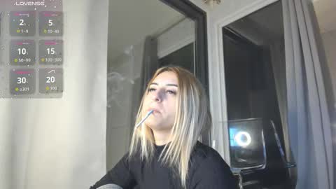 Snapshot of ella_vee chatting on 11-13-25, 04:00 ella_vee online show from 11-13-25, 04:00