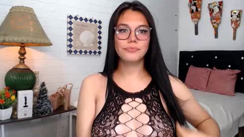 Snapshot of ellahollywood1818 chatting on 02-11-25, 01:41 CINDERELLA online show from 02-11-25, 01:41