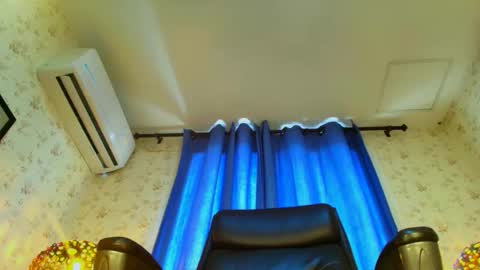 Snapshot of ellajanes chatting on 10-29-25, 04:53 ellajanes online show from 10-29-25, 04:53