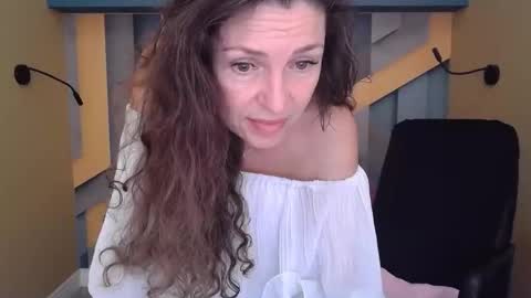 Snapshot of ellalongs chatting on 10-31-25, 01:01 EllaLongs online show from 10-31-25, 01:01