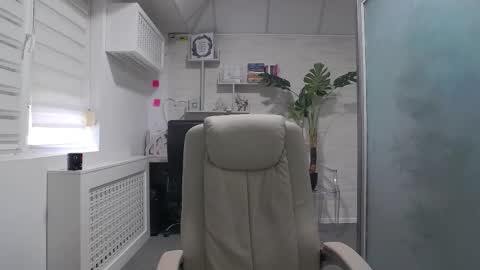 Snapshot of ellamilf chatting on 09-28-25, 08:09 online show from 09-28-25, 08:09