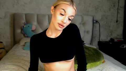ellamilla online show from 03-26-26, 03:39