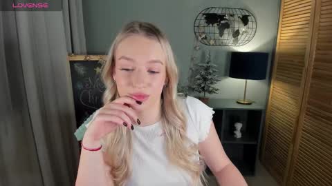 Snapshot of elldiana chatting on 12-15-25, 01:32 elldiana online show from 12-15-25, 01:32