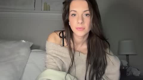 Snapshot of elle67 chatting on 12-17-25, 09:48 Elle67 online show from 12-17-25, 09:48