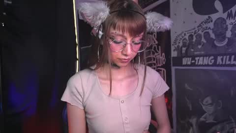 Snapshot of elle_uwu chatting on 04-26-26, 05:16 follow me on instagram . online show from 04-26-26, 05:16