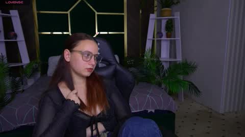 Snapshot of elleebloom chatting on 11-13-25, 02:49 elleebloom online show from 11-13-25, 02:49