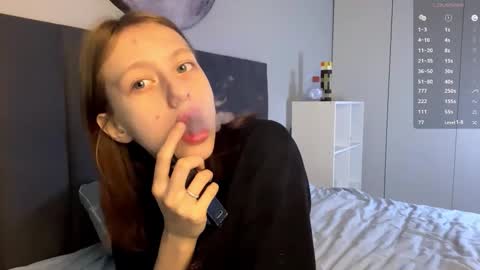 Snapshot of ellie_hollow chatting on 09-29-25, 07:13 Ellie online show from 09-29-25, 07:13